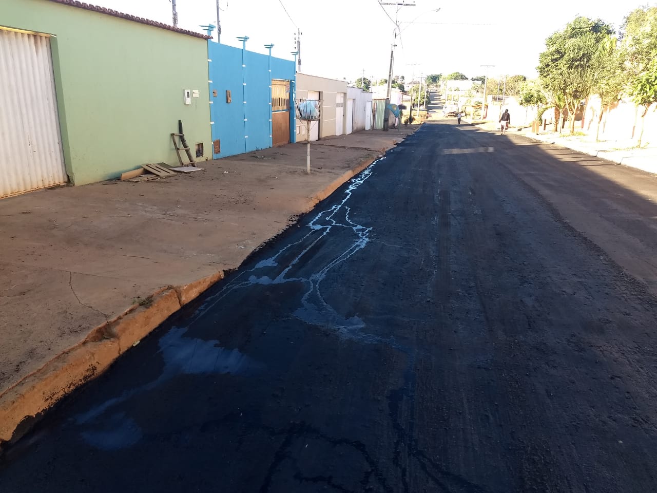 Descarte de água servida na rua não é legal, causa doenças além de danificar o asfalto