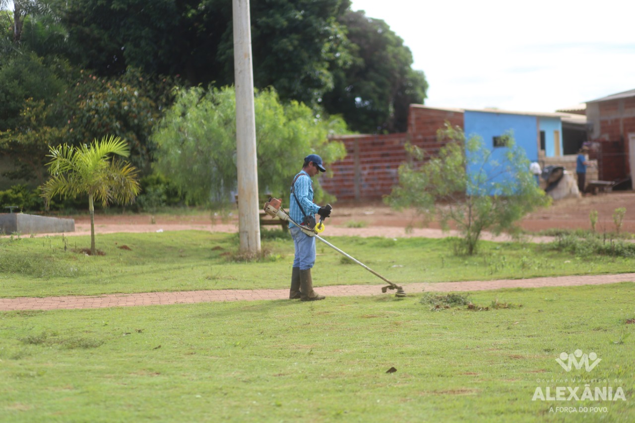 Equipe de Serviços Públicos realiza serviço de limpeza no setor sudeste